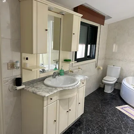 Casa de Férias Casa Robleda, Piscina Privada Cubierta Y Jacuzzi Vigo
